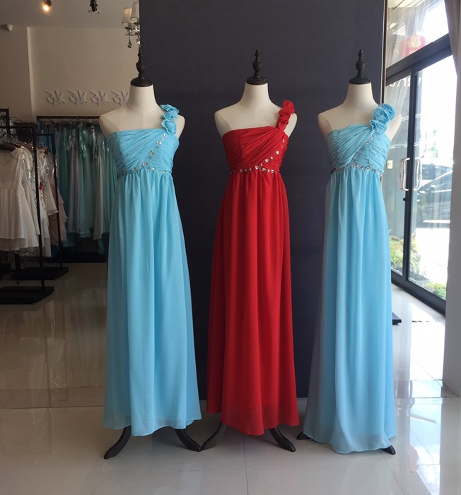 พร้อมส่ง ชุดราตรียาว เกาะอก ไหล่เดียว จับจีบเก๋ แต่งแถบคริสตัลช่วงอก สีแดง