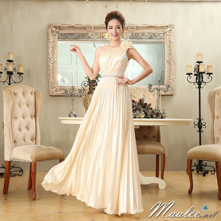 พร้อมส่ง ชุดราตรียาว ไหล่เฉียง สีครีม กระโปรงอัดพลีทพลิ้วสวย แต่งแถบคริสตัลช่วงเอว
