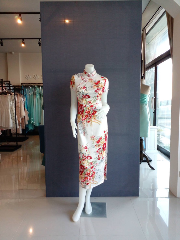 พร้อมเช่า กี่เพ้า สีขาว แขนสั้น ลายดอกไม้ ผ่าข้าง ตัดเย็บอย่างดี