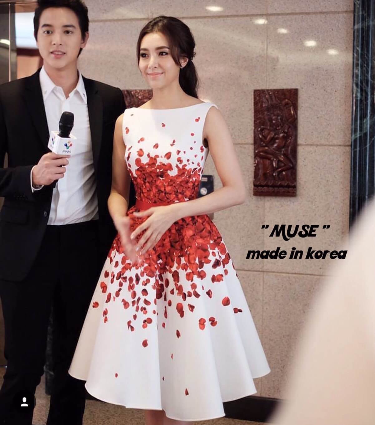 พร้อมเช่า Set ชุดออกงาน ทรงวินเทจ พิมพ์ลายกลีบกุหลาบ เข้ากันทั้งเสื้อและกระโปรง -