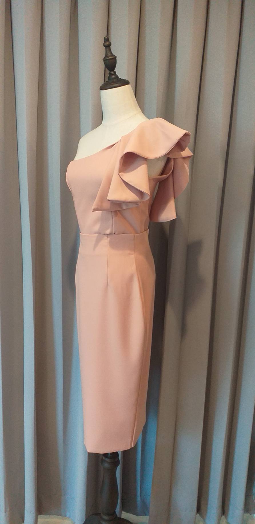 พร้อมส่ง ชุดออกงาน ไหล่เดียว แต่งระบาย สีNude ใส่ได้ทั้งงานเช้า งานเย็น