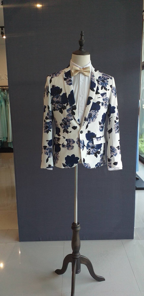 พร้อมเช่า ชุดสูท สูทชาย สีขาว พิมพ์ลายดอกไม้โทนน้ำเงิน แนวแฟนซี (ไม่มีเสื้อกั๊ก)