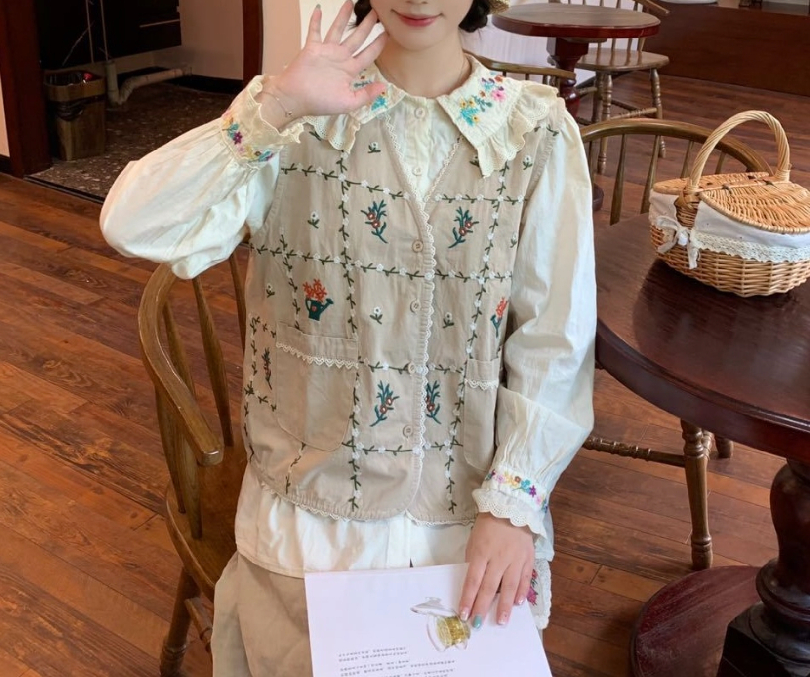 เสื้อกั๊กผ้าฝ้ายลายปักแต่งกระเป๋า