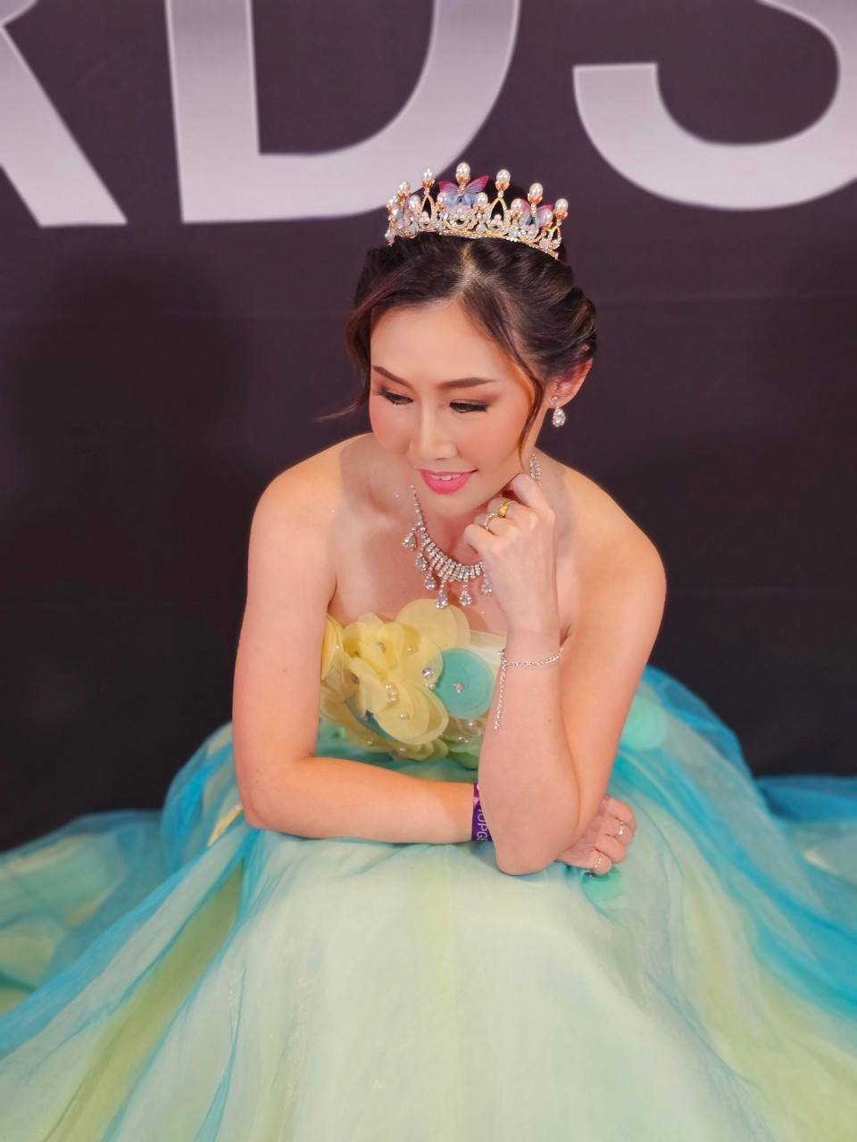 พร้อมเช่า ชุดแฟนซี ชุดราตรียาว เกาะอก แต่งดอกไม้ช่วงบน กระโปรงพองสวย