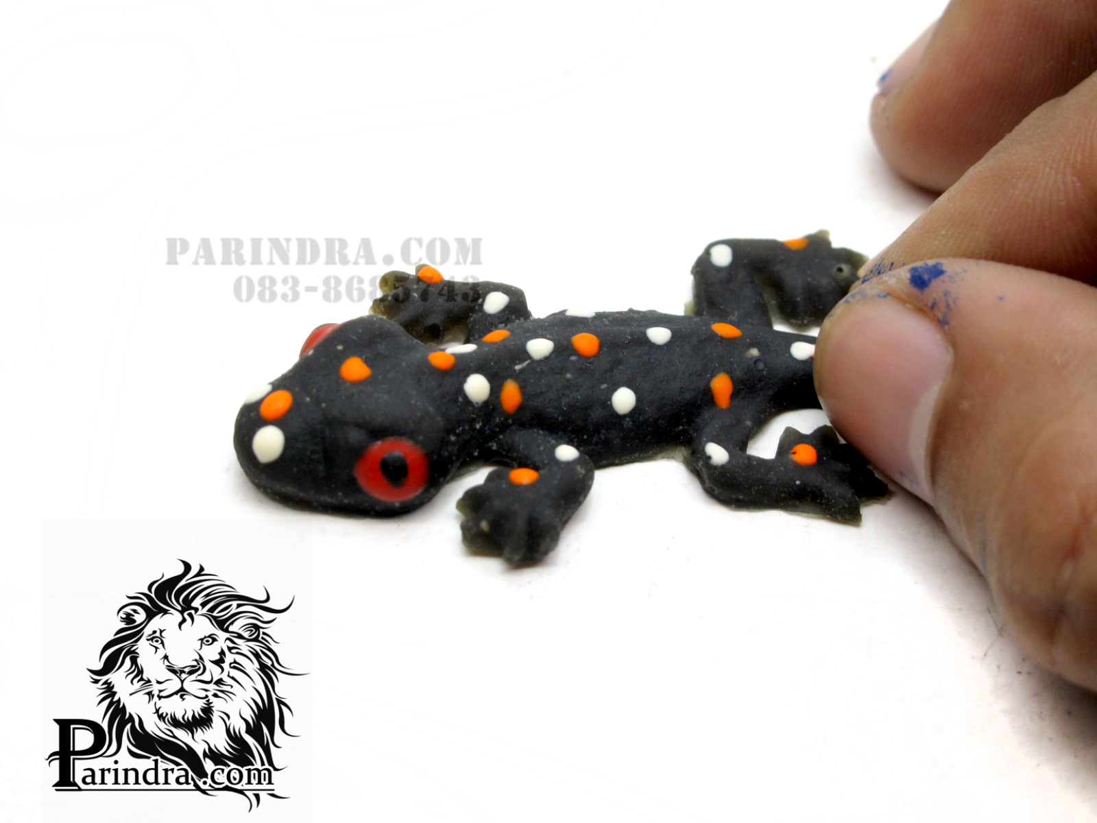 ตุ๊กแกตัวเล็กปลอมแกล้งคน แกล้งเพื่อน