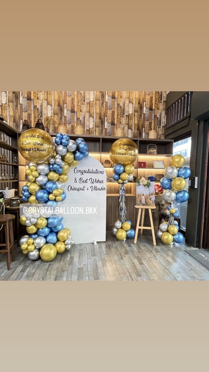 Organic Backdrop แสดงความยินดี เสา Bubble ขนาด 36" กลิตเตอร์สีทอง 1 เสา พร้อม เสาช่อลูกโป่ง 10 ลูก 1 เสา พร้อม ฉาก U คว่ำ กว้าง 1 เมตร สูง 180 ซม. พร้อมตกแต่ง สามารถเปลี่ยนสีลูกโป่ง/เปลี่ยนข้อความได้