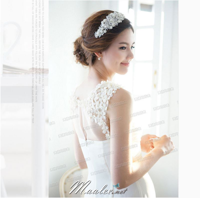 พร้อมเช่า ชุดราตรียาว จับเดรปไขว่ช่วงหน้าอก แต่งดอกไม้ช่วงไหล่ ด้านหลังซีทรู กระโปรงแหวกข้าง Sexy สีขาว