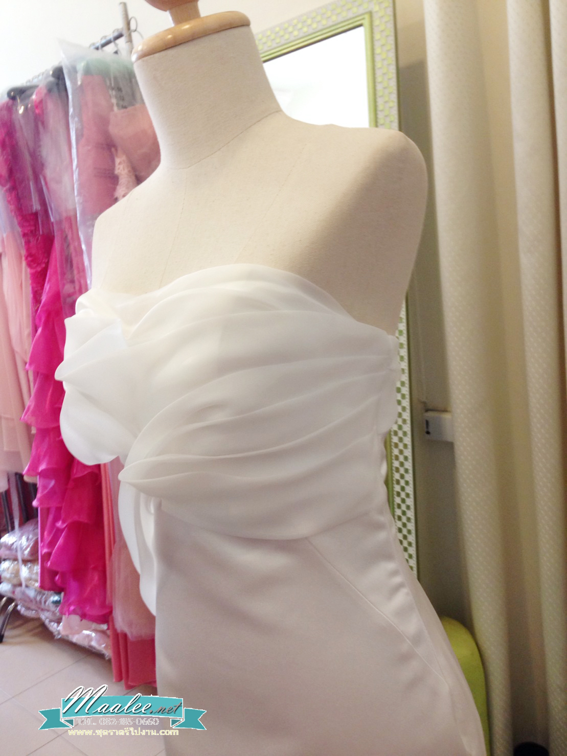 พร้อมเช่า ชุดเจ้าสาว/เพื่อนเจ้าสาว ราตรียาว แบบเกาะอก ทรงหางปลา สีแดง เรียบหรู แต่งผ้าแก้วช่วงอก กระโปรงผ้าซาติน ชายยาว (เชือกผูกหลัง)