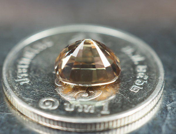 เพทายกัมพูชา 2.85 กะรัตสีน้ำตาลอ่อนปนเหลือง