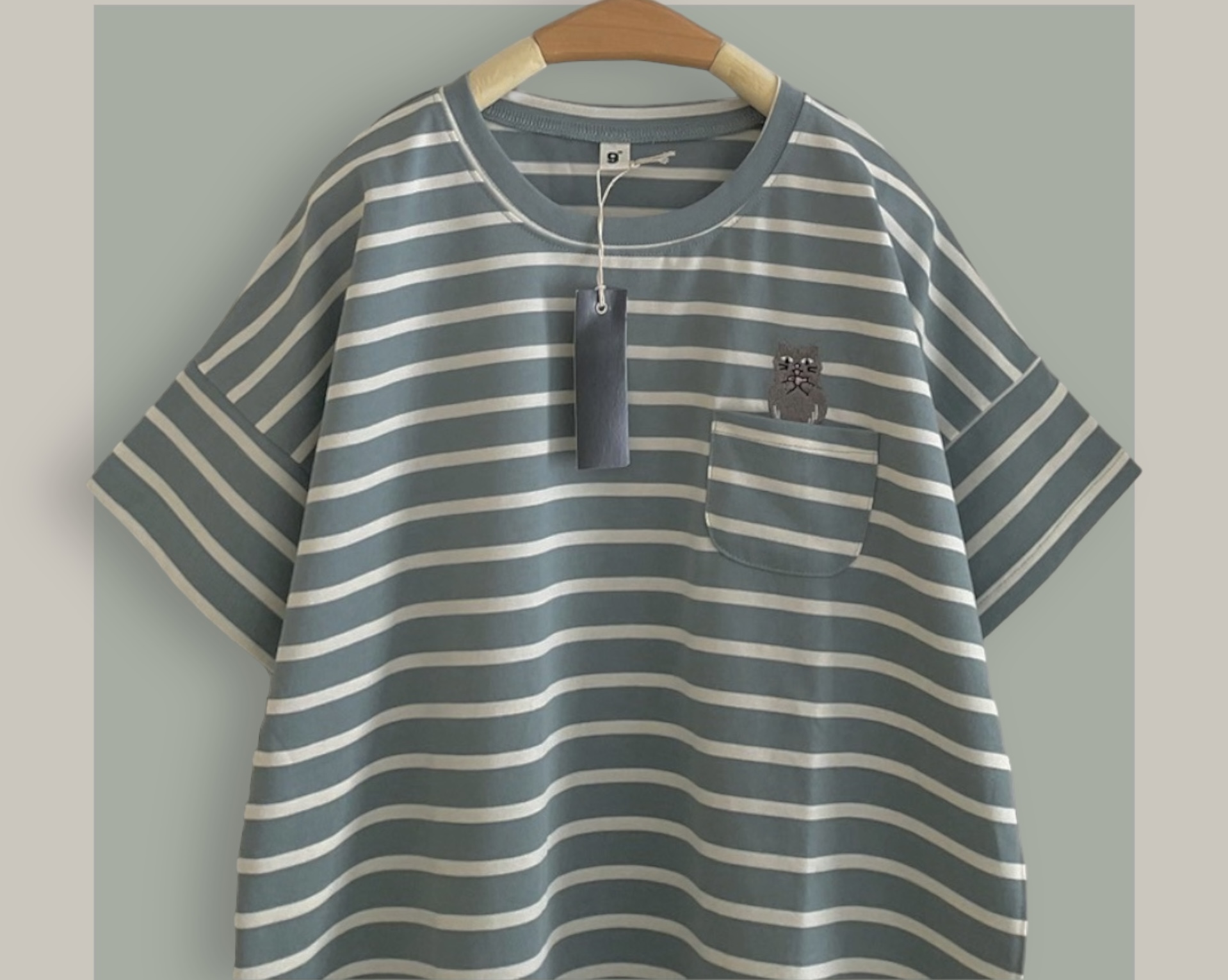 เสื้อยืดลายทางแต่งกระเป๋าปักลายแมว 9am