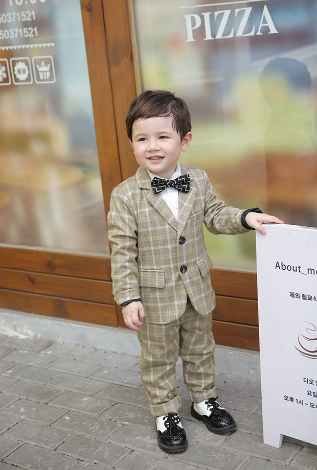 พร้อมเช่า ชุดสูทเด็กชาย สีกากีลายตาราง ** พร้อมเช่าไซส์ 100 , 110 , 120,130,140,150 **