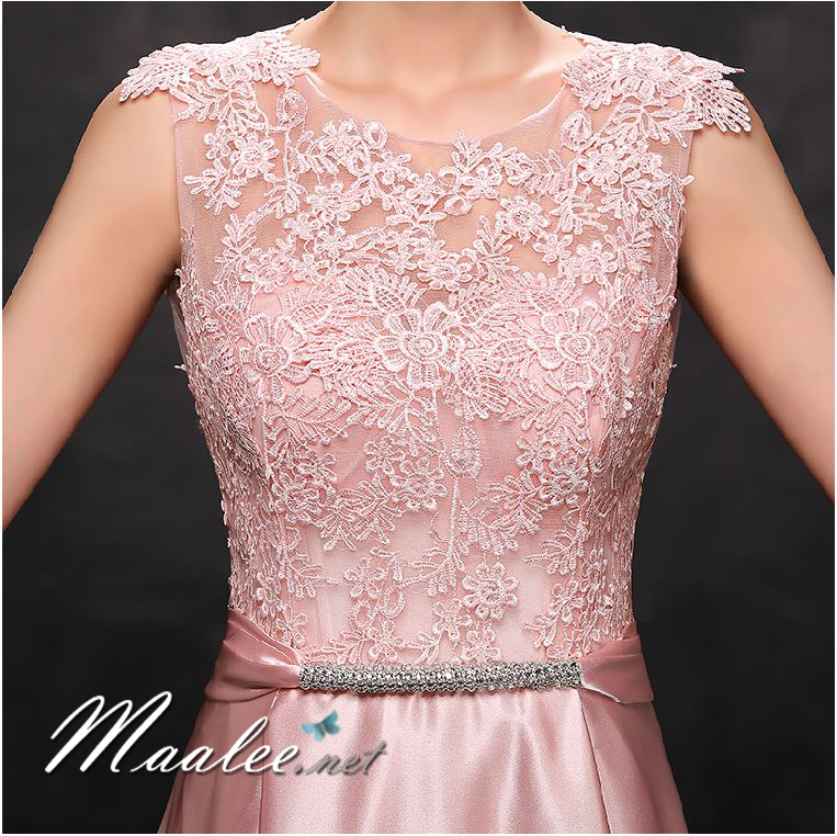 พร้อมส่ง ชุดราตรียาว แขนกุด สีชมพู อกแต่งลูกไม้ กรโปรงเนื้อผ้ามัน คาดเอวคริสตัล เซ็กซี่ผ้าหลัง เพิ่มเข็มกลัดโบว์ช่วงหลัง