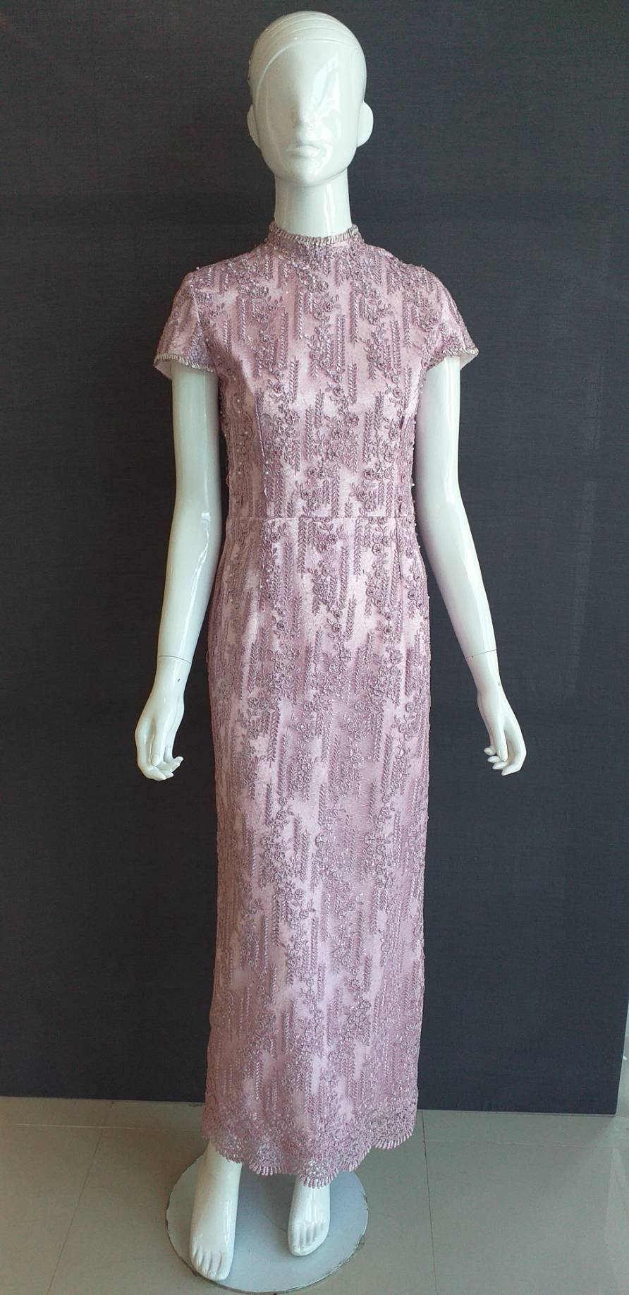 พร้อมเช่า ชุดไทยคุณแม่ เดรสลูกไม้ เดรสยาว เรียบหรู สีกะปิ