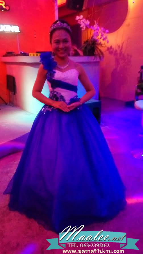 พร้อมเช่า ชุดแฟนซี ชุดราตรียาว สีน้ำเงิน เกาะอกไหล่เดียว แต่งดอกไม้ช่วงบน กระโปรงพองสวย