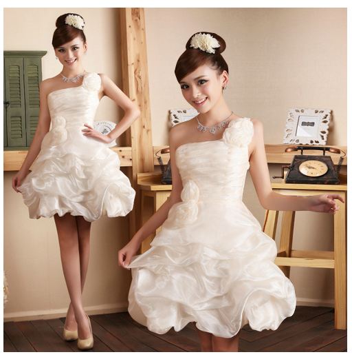 พร้อมเช่า ชุดแฟนซี ชุดราตรีสั้น ไหล่เฉียง ผ้าแก้วจับจีบย่น แต่งดอกไม้สวยหวาน สีครีม