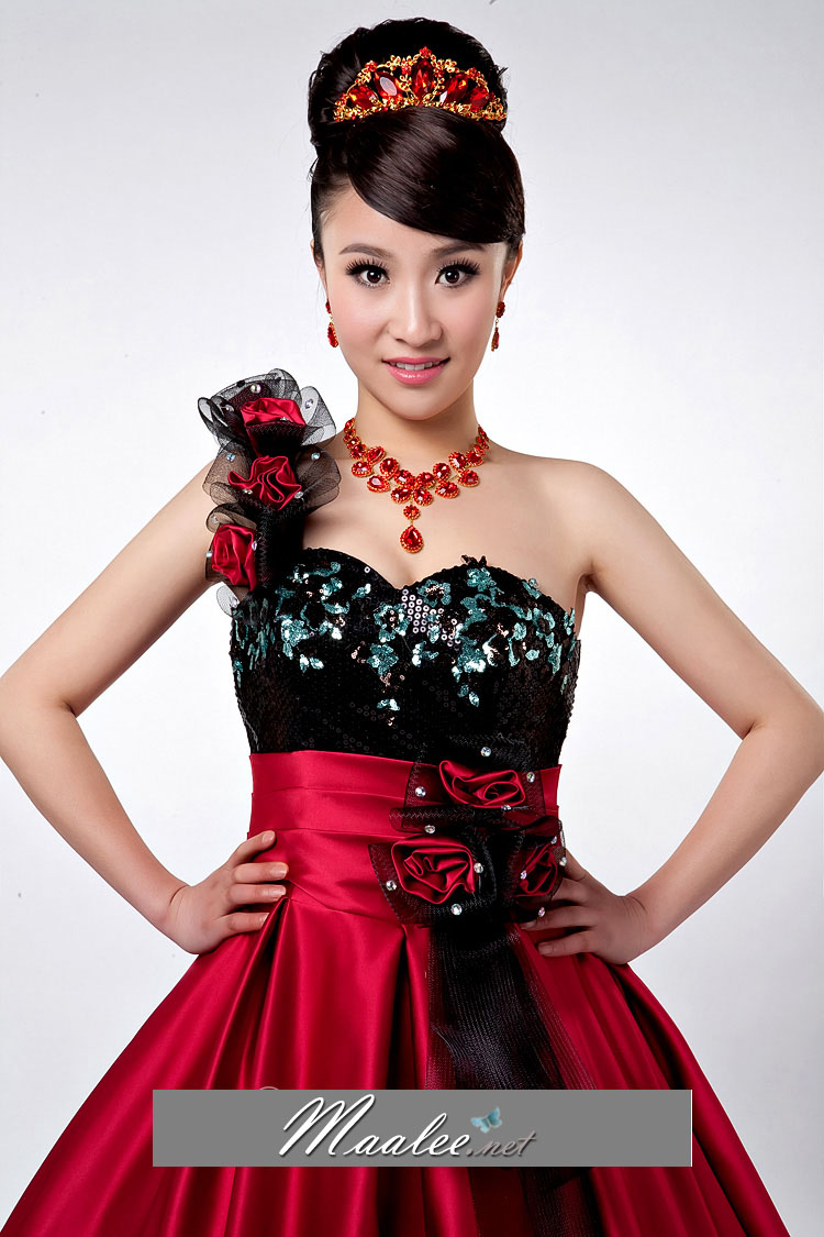พร้อมเช่า ชุดแฟนซี ชุดราตรียาว แบบไหล่เฉียง สีแดง-ดำ แต่งดอกปักเลื่อมหรู ชุดจริงสวยเหมือนแบบ (เชือกผูกหลัง)