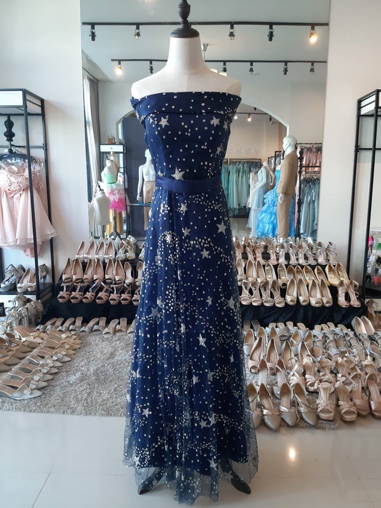 พร้อมเช่า ชุดราตรียาว แบบไหล่ปาด รูปดาว ฟรุ้งฟริ้งแนวเจ้าหญิง สีกรมท่า (เชือกผูกหลัง)