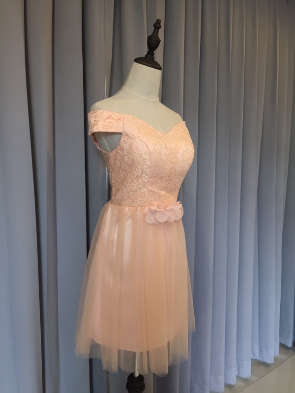 พร้อมส่ง ชุดราตรีสั้น ชุดเพื่อนเจ้าสาว PE-619 สีโอโรส แบบ C ไหล่ปาด ช่วงอกแต่งลูกไม้ เอวแต่งกลีบดอกไม้สวย (เชือกผูกหลัง)