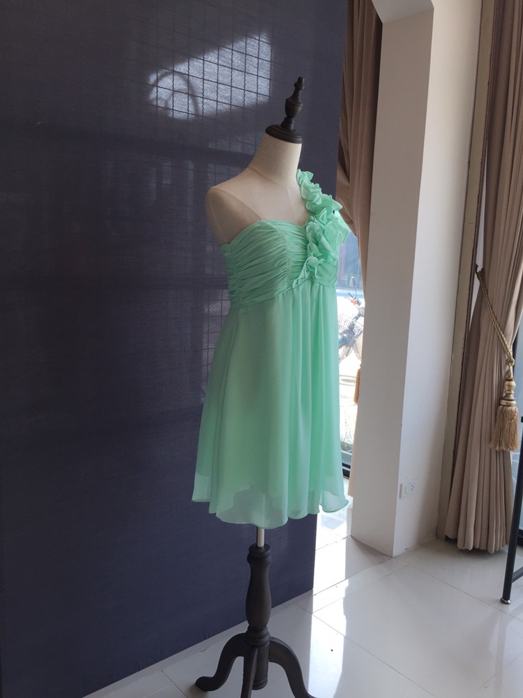 พร้อมส่ง ชุดราตรีสั้น ไหล่เดียว จับเดรปหน้าอก แต่งระบายช่วงไหล่ สีเขียวอ่อน