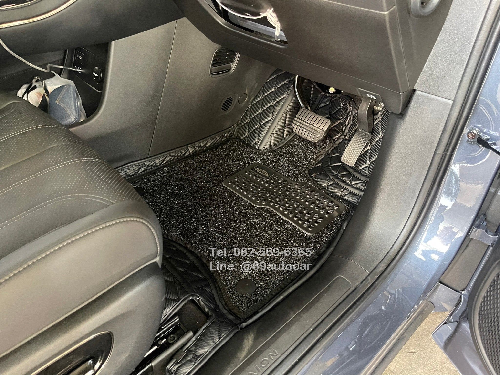 โรงงานผลิต พรมปูพื้นรถยนต์ Aion V ปูพรม6D สีดำด้ายดำ ลายเคฟล่า + ไวนิลดักฝุ่นสีดำ เข้ารูป