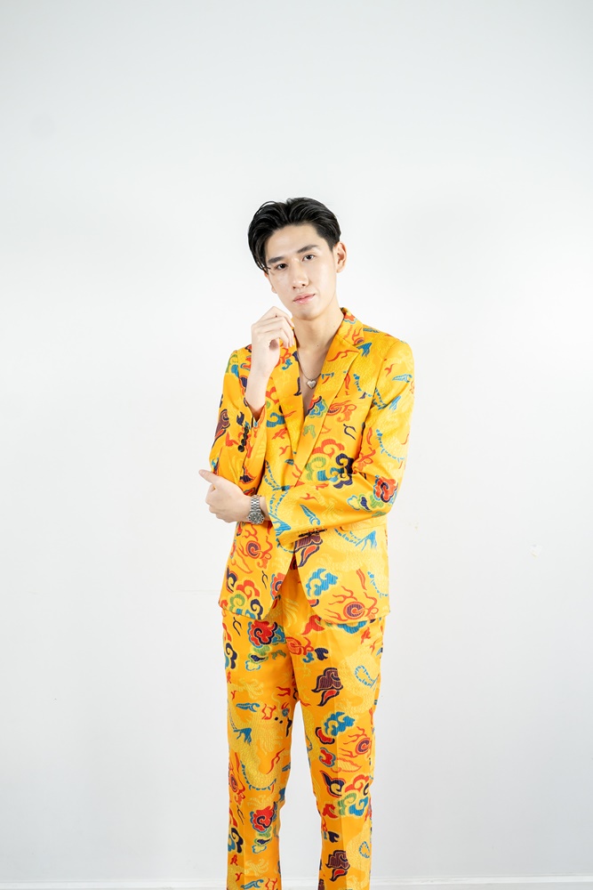 พร้อมเช่า ชุดสูทจีนชาย สีเหลืองทอง พิมพ์ลายกราฟฟิก สไตล์จีน *ไม่มีเสื้อกั๊ก*