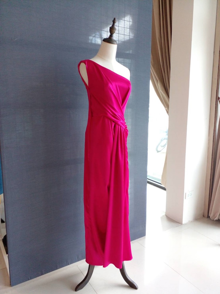 พร้อมเช่า ชุดเดรส เดรสไหล่เดียว แพทเทิร์นเก๋ จับเดรปหน้า สีบานเย็น