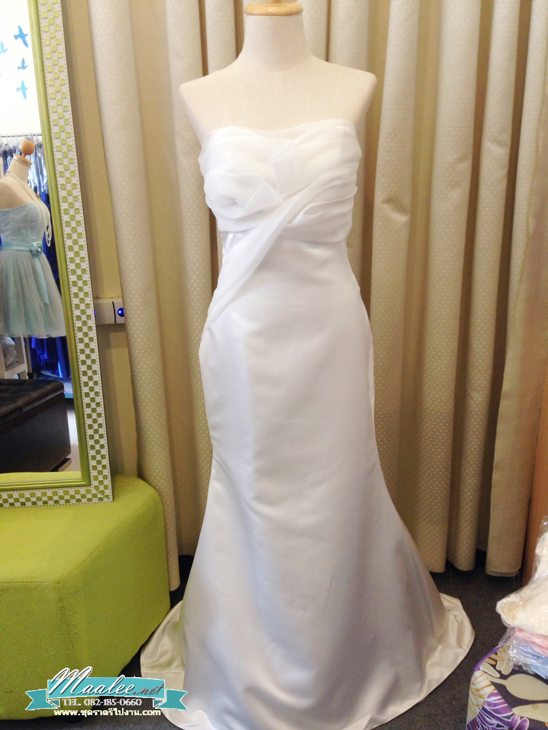 พร้อมเช่า ชุดเจ้าสาว/เพื่อนเจ้าสาว ราตรียาว แบบเกาะอก ทรงหางปลา สีแดง เรียบหรู แต่งผ้าแก้วช่วงอก กระโปรงผ้าซาติน ชายยาว (เชือกผูกหลัง)