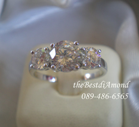 BR939RD+++แหวนเพชร 3 เม็ด+++(เหมือนที่โชว์ไว้ที่ Banner ของร้านค่ะ หรู เรียบ อยู่ได้ทุกยุคทุกสมัย เป็นแบบ basic ที่ทุกคนต้องมีแบบนี้ค่ะ เพชรสวยมาก