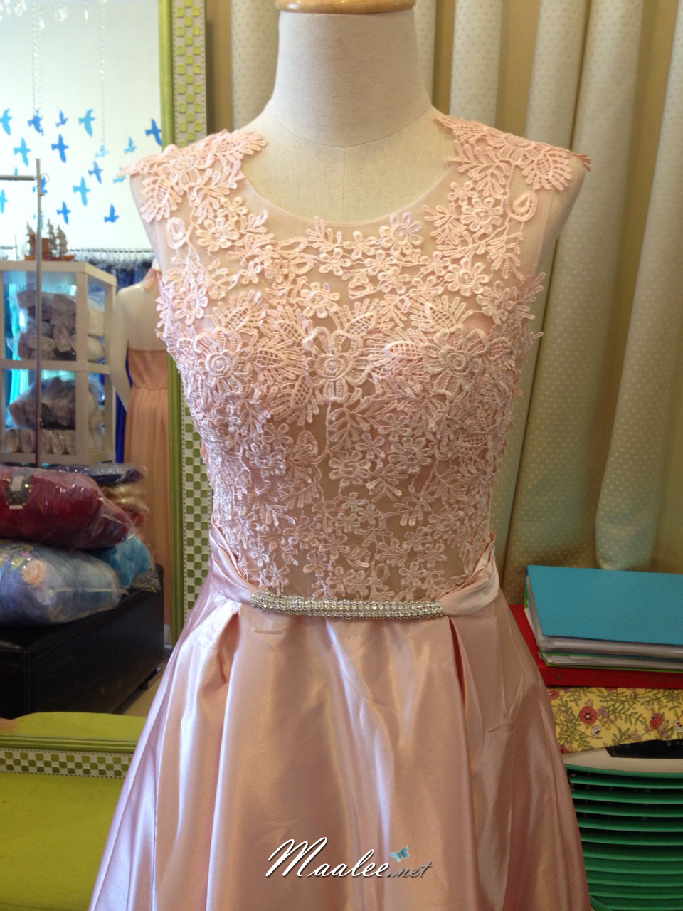 พร้อมเช่า ชุดราตรียาว แขนกุด สีเขียว อกแต่งลูกไม้ กรโปรงเนื้อผ้ามัน คาดเอวคริสตัล เซ็กซี่ผ้าหลัง เพิ่มเข็มกลัดโบว์ช่วงหลัง