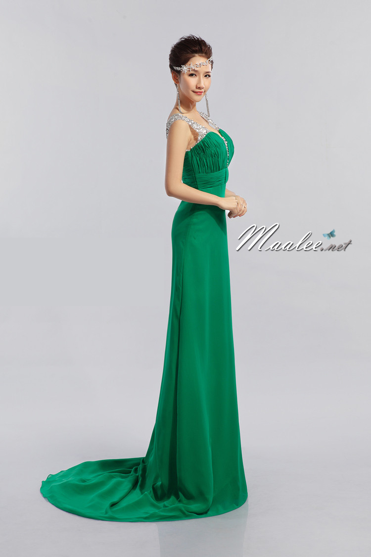 พร้อมเช่า ชุดราตรียาว สีเขียว ปักเลื่อมช่วงอก แบบเปรี้ยวอมหวาน