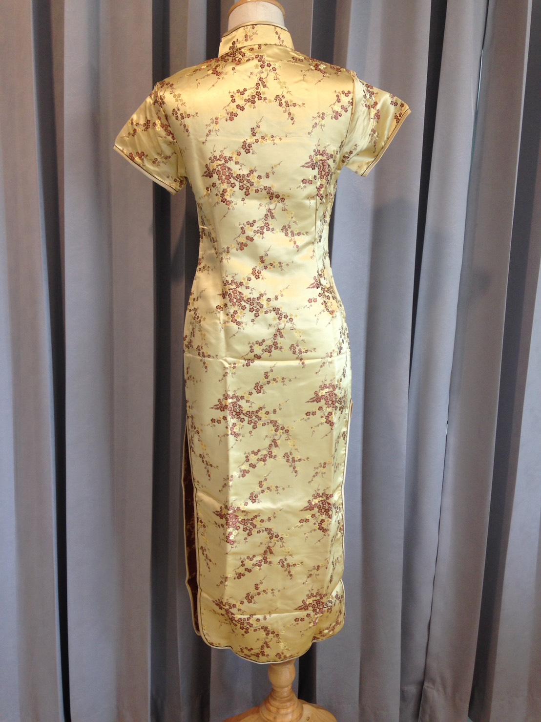 พร้อมเช่า กี่เพ้า สีทอง ลายดอกบ๊วย Cherry Blossom ผ้าไหมจีน กุ๊นขอบ ตัดเย็บอย่างดี