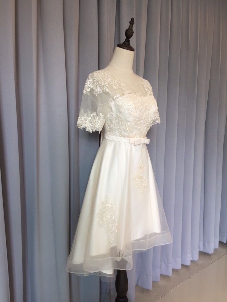 พร้อมเช่า ชุดแต่งงาน มินิมอล ชุดหมั้น ลูกไม้ แขนสั้น หน้าสั้น หลังยาว ชุดพรีเวดดิ้ง สีครีม