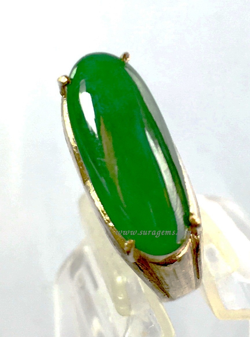 หยกพม่า A jadeite Myanmar เนื้อแก้วสีเขียวสไปรเข้มสด ทรงหมอน นน. 2.43 ct. ขนาด 16.07x6.67x2.56 mm.