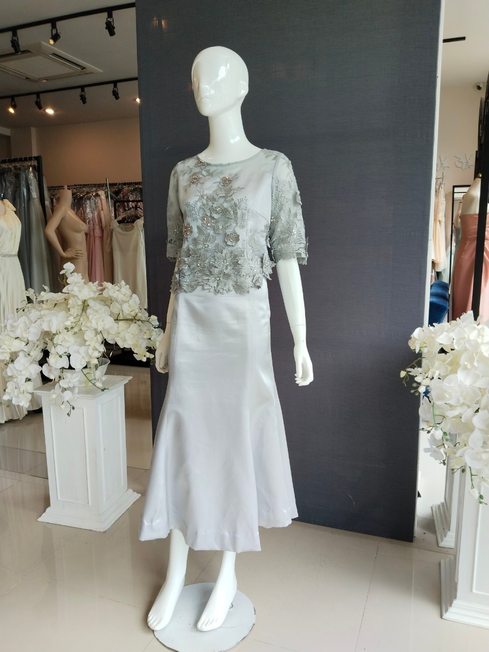 พร้อมเช่า ชุดเสื้อลูกไม้ สีเทา แขนสามส่วน กระโปรงทรงหางปลา