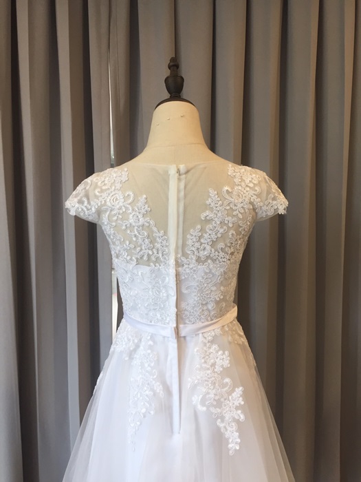 พร้อมส่ง ชุดราตรีสั้น แขนสั้น สีขาว สวยหวาน กระโปรงตาข่าย ตัวชุดลูกไม้&แต่งโบว์ช่วงเอว (ซิปหลัง)