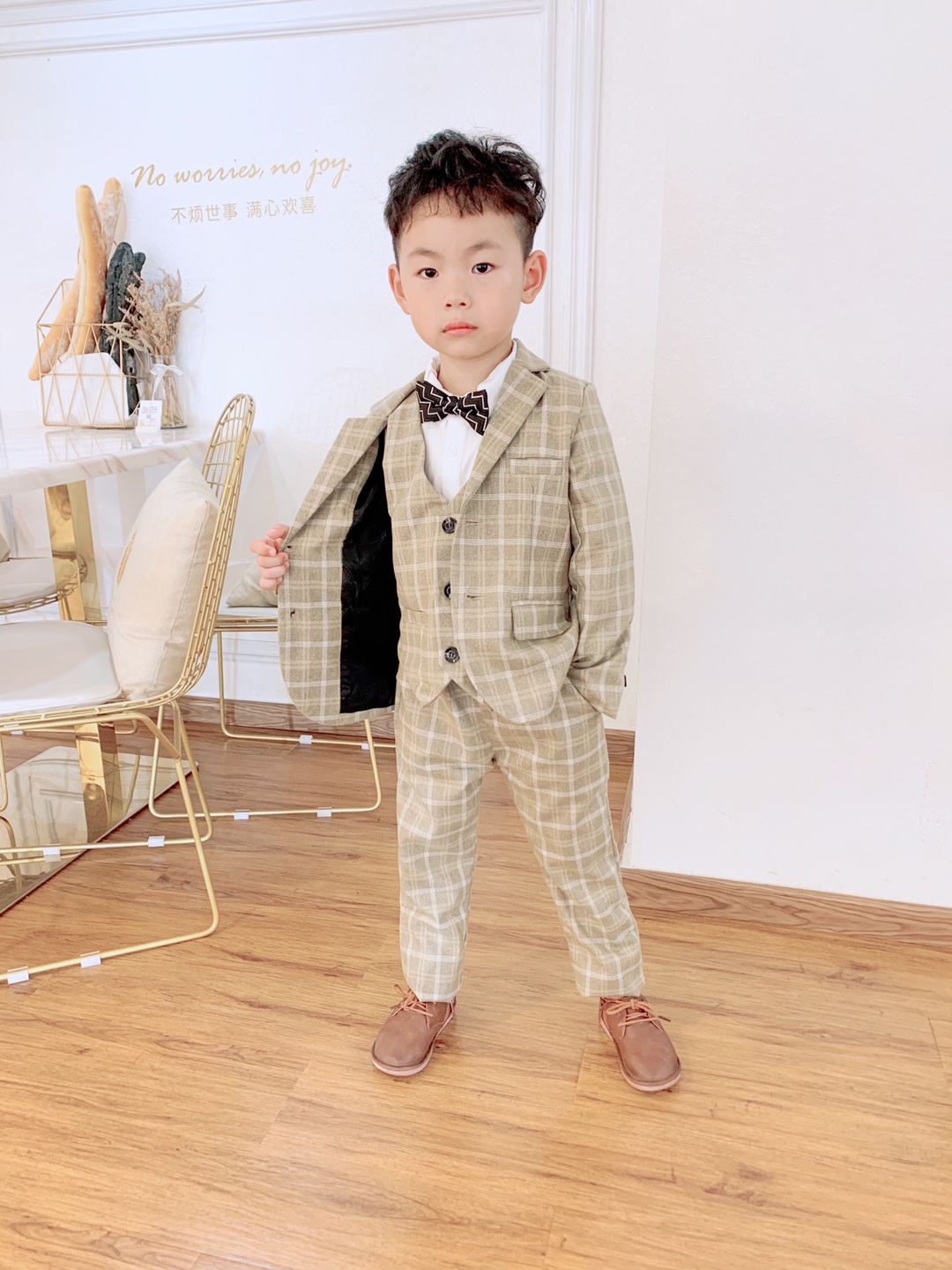 พร้อมเช่า ชุดสูทเด็กชาย สีกากีลายตาราง ** พร้อมเช่าไซส์ 100 , 110 , 120,130,140,150 **