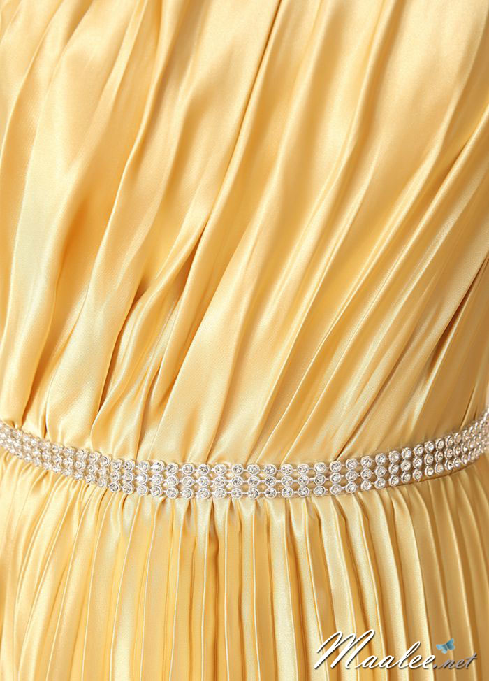 พร้อมส่ง ชุดราตรียาว ไหล่เฉียง สีครีม กระโปรงอัดพลีทพลิ้วสวย แต่งแถบคริสตัลช่วงเอว