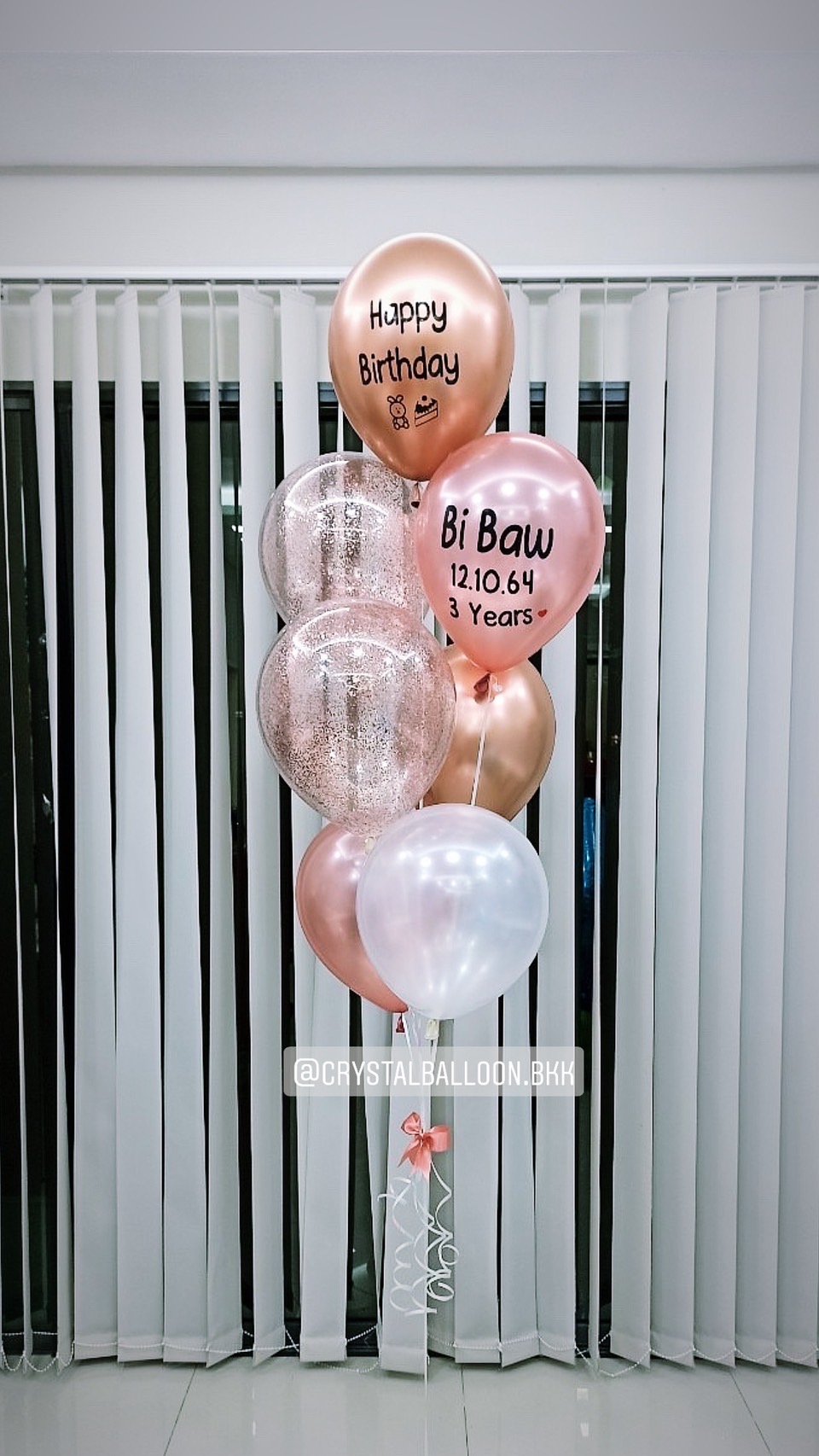 ลูกโป่ง วันเกิด Theme สีโรสโกล พร้อม ข้อความ HAPPY BIRTHDAY พร้อม ชื่อเจ้าของวันเกิด 1 ช่อ พร้อมตกเเต่ง สามารถเปลี่ยนสีลูกโป่ง/เปลี่ยนชื่อเจ้าของวันเกิดได้