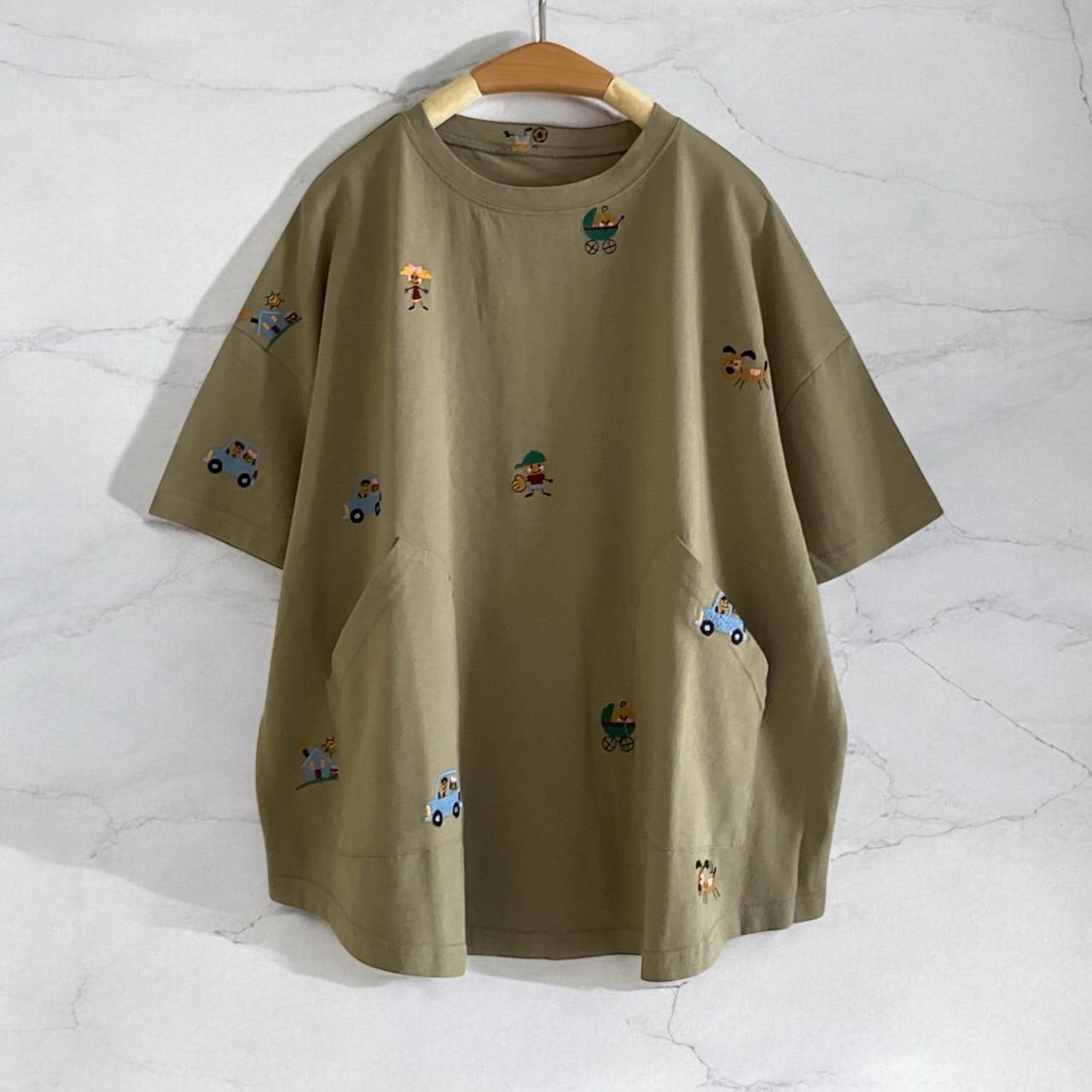 เสื้อยืดลายปักแต่งกระเป๋า