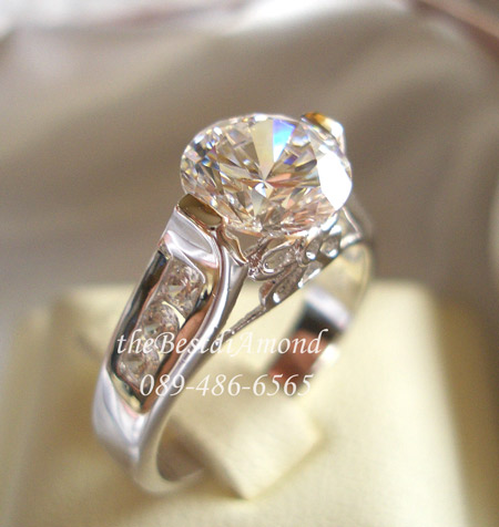 แหวนเพชรเม็ดเดี่ยวประมาณ 1 กะรัตกว่าๆ แบบแหวนชู สวยหรูมาก งานทองขาว 24 K หนา 5ไมครอน รหัส BR913RD