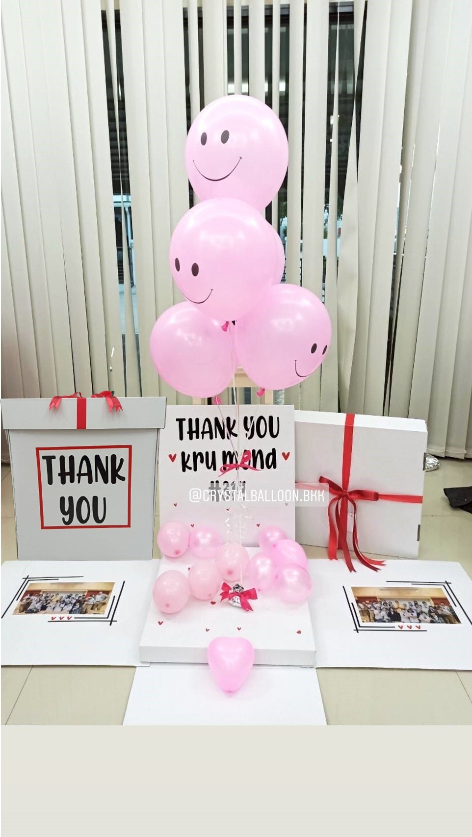 Surprise Box กล่องเซอร์ไพรส์แสดงความขอบคุณ ลูกโป่ง Emoji หน้ายิ้ม สีชมพู พร้อมตกแต่ง สามารถใส่รูปได้ 2 ใบ สามารถเปลี่ยนสีลูกโป่ง/ข้อความได้