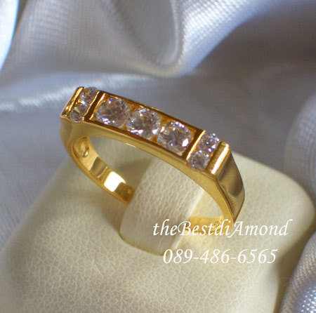 BR039+++แหวนแถวแบบมีเพชรข้าง+++ ใช้เพชรกลมฝังแบบหนีบ หรูหราพอสมควร หน้าตัดตรง สวยๆเรียบๆ สำหรับคนที่ไม่ชอบฝังแบบหนามเตย งานเรียบร้อยเพชรเหมือนจริงมาก