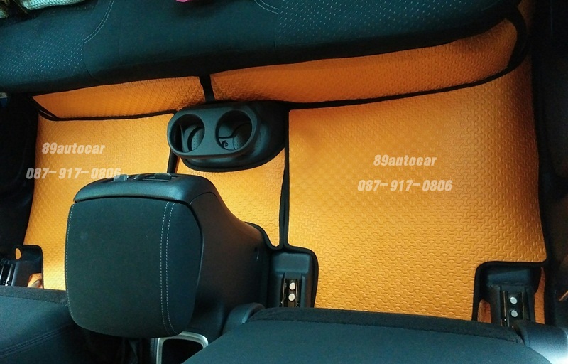 ยางปูพื้นรถยนต์เข้ารูป Nissan Navara 4 ประตู จิ๊กซอร์สีส้มขอบดำ