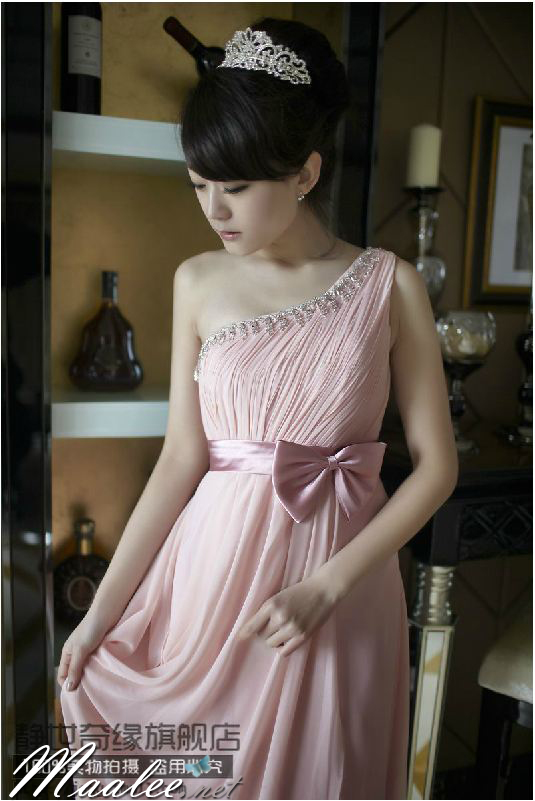 พร้อมเช่า ชุดราตรียาว สีชมพู Pastel สวยหวาน ไหล่เดียว จับเดรป แต่งโบว์ผ้าซาติน