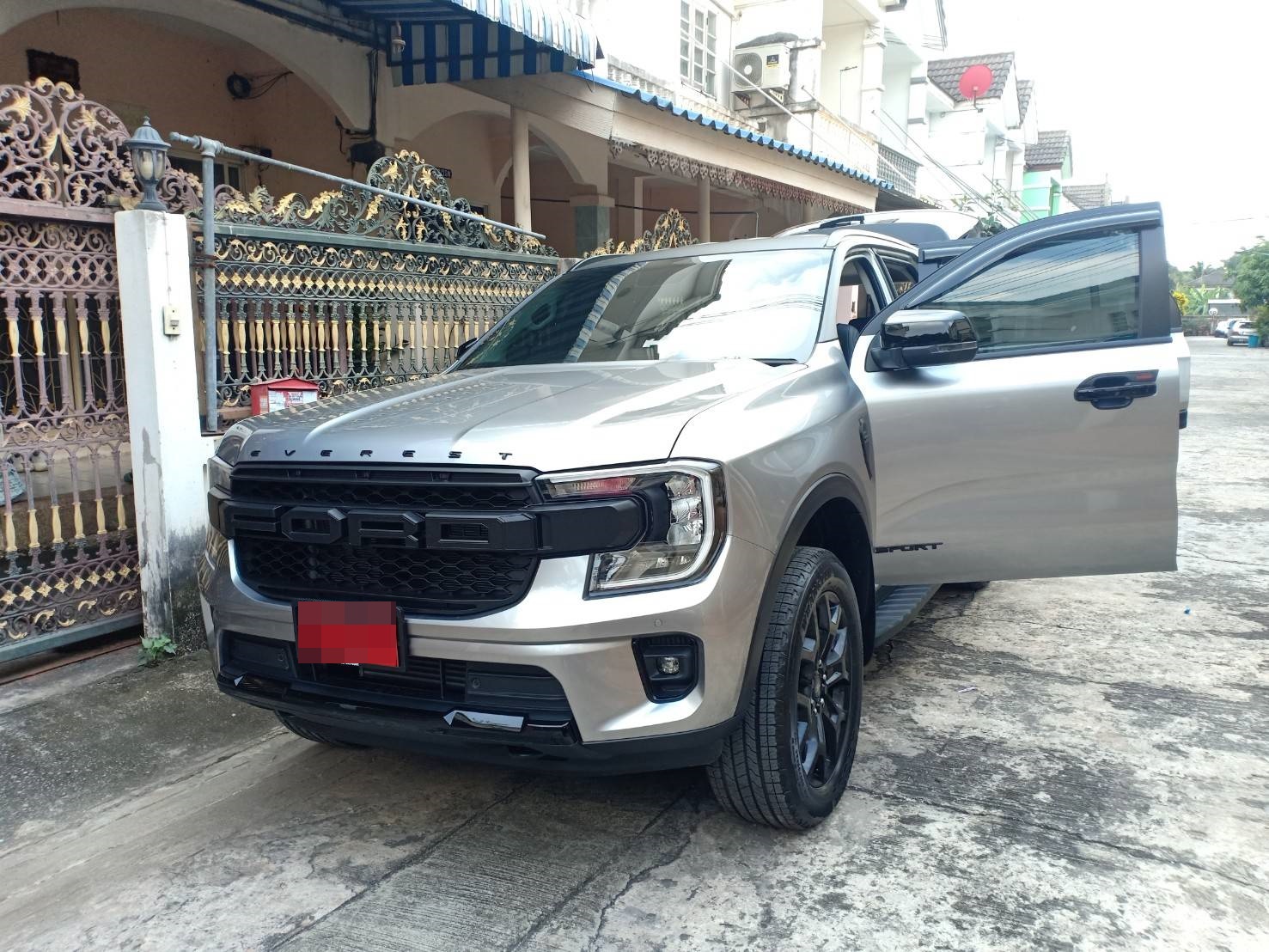 พรมรถยนต์ Ford Everest 2023 ปูพรมไวนิลดักฝุ่นสีเทาขอบเทา เต็มคัน