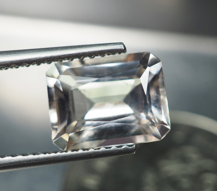 สคาโพไลท์สีเหลืองอ่อน (Scapolite) 2.35 กะรัต