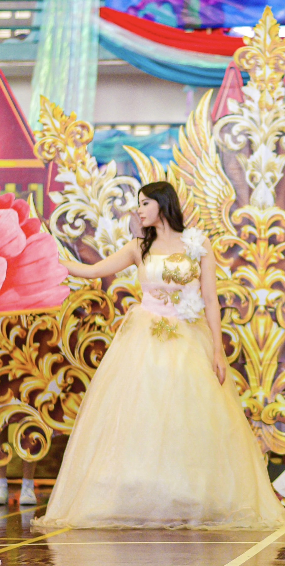 พร้อมเช่า ชุดแฟนซี ชุดราตรียาว ไหล่เดียว สีครีม Champagne แต่งดอกอกจับจีบ แต่งเลื่อม