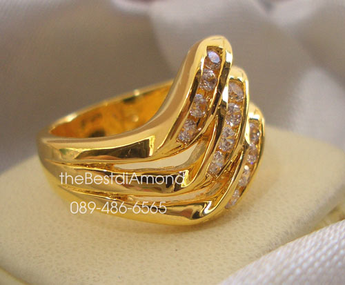 BR520+++แหวนหนีบ เพชรกระจุกตรงกลาง+++แบบสวยมากๆๆ ประกบด้วยเพชรแถว 2 แถววางเอียง ตรงกลางวางเพชร 3เม็ดเป็นกลุ่มๆ ดูทันสมัยมากๆ เพชรเล่นไฟวิ๊งๆมากเลยค่ะ