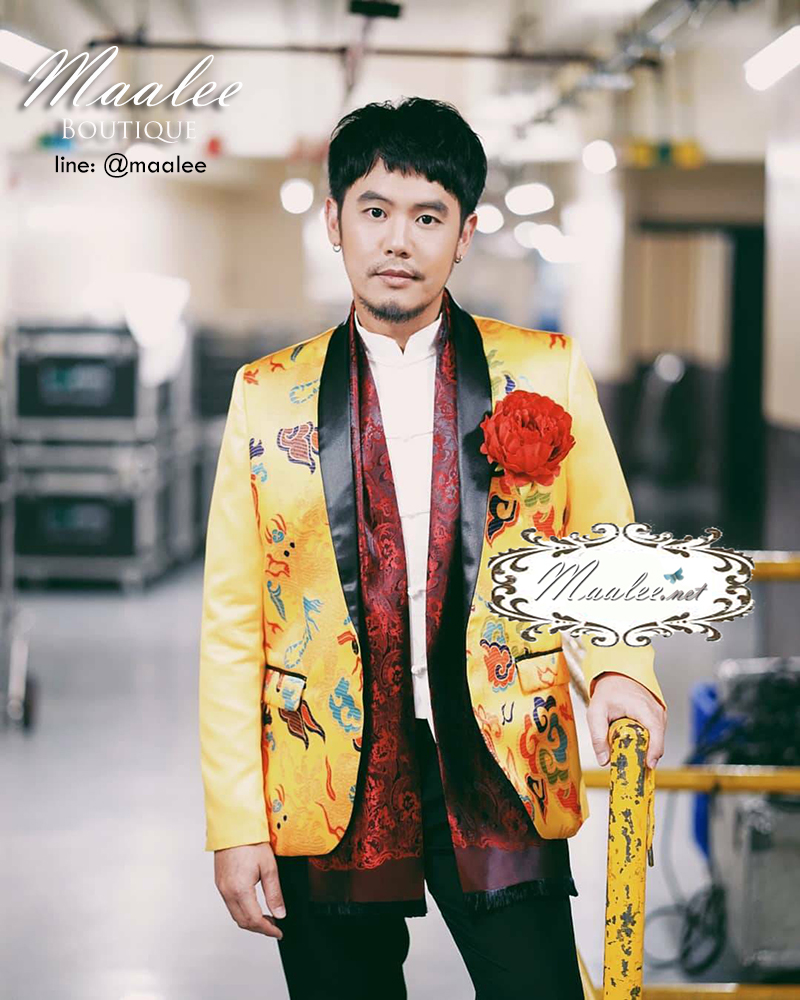 พร้อมเช่า ชุดสูทชาย สไตล์จีน สีหลือง แต่งผ้าแพรลายมังกร ปกดำ