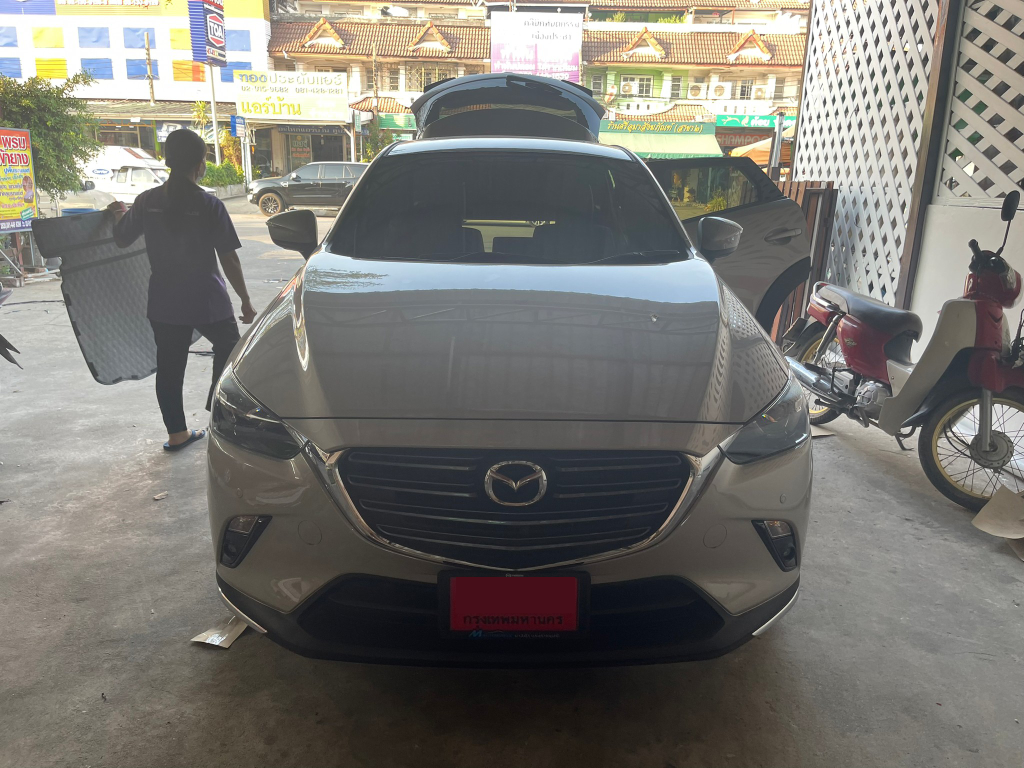 พรมปูพื้นรถยนต์ Mazda CX-3 2024 (มาสด้า ซีเอ็กซ์สาม) ปูพรมVVIP สีดำด้ายดำ เต็มคัน